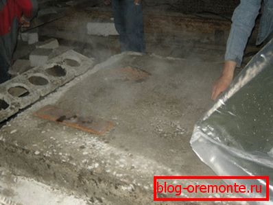 Fotografija prikazuje parno toploto in sušenje betona