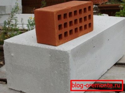 Na sliki je razvidna razlika med običajnim blokom opeke in gaziranega betona. Na sliki je razvidna razlika med običajnim blokom opeke in gaziranega betona.