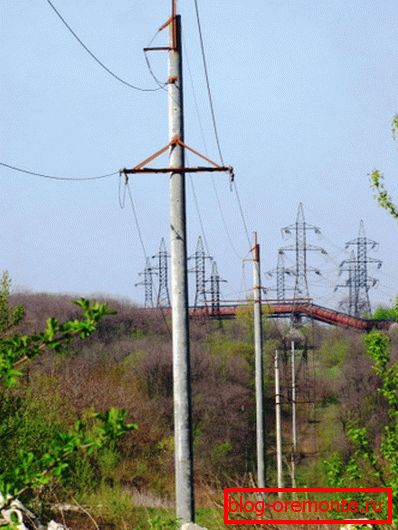 Na sliki so prikazani armirani betonski nosilci 35 KV, nameščeni v skalnata tla Na sliki so prikazani armirani betonski nosilci 35 KV, nameščeni v skalnata tla