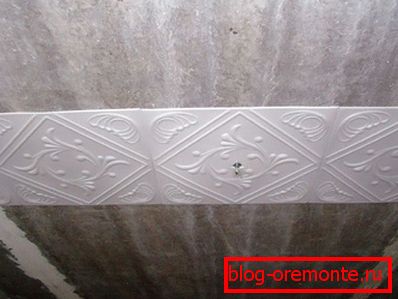 Začnemo lepiti s centralno ploščico Začnemo lepiti s centralno ploščico