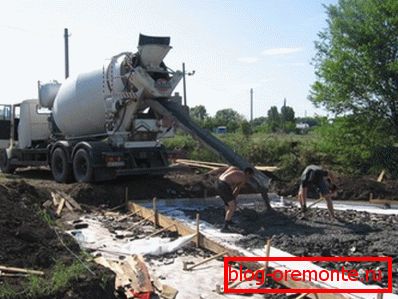 Precej lažje je naročiti pripravljeno rešitev, kot pa, da bi jo naredili sami, v nekaterih primerih pa še bolj ekonomično. Precej lažje je naročiti pripravljeno rešitev, kot pa, da bi jo naredili sami, v nekaterih primerih pa še bolj ekonomično.