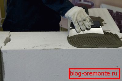 Postavitev lepila na betonski blok Postavitev lepila na betonski blok