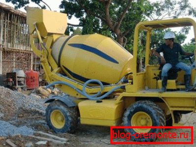 Mali betonski mešalnik z dobavo betona