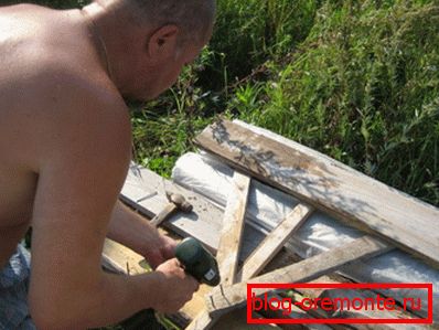 Nekateri poskušajo zgraditi tekalne trakove iz odpadnih materialov Nekateri poskušajo zgraditi tekalne trakove iz odpadnih materialov