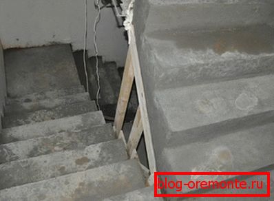 Nedokončano betonsko stopnišče