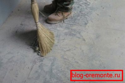 Pustite betonsko tla s svojimi rokami in metlo Pustite betonsko tla s svojimi rokami in metlo