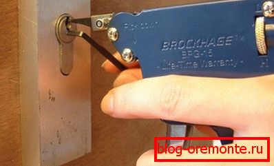 Odpiranje ključavnice z improviziranimi napravami Odpiranje ključavnice z improviziranimi napravami