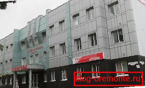 Plošče na stenah poslovnega centra