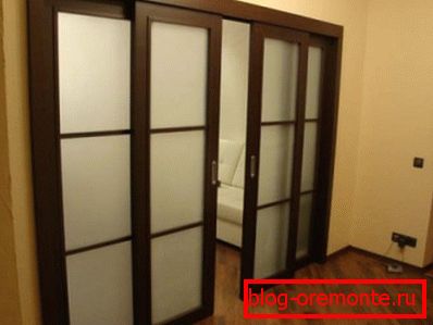 Pregrada z drsnimi vrati - kupe Pregrada z drsnimi vrati - kupe