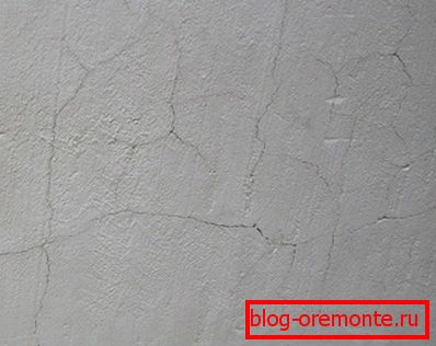Plastično krčenje in izhlapevanje vlage povzroči razpoke na tleh. Plastično krčenje in izhlapevanje vlage povzroči razpoke na tleh.