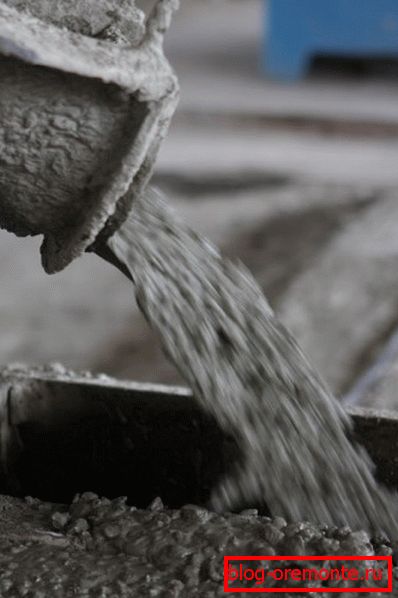 Betonska dostava betona s pomočjo betonske črpalke do polaganja