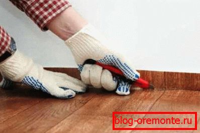 Obrezovanje materiala blizu stene Obrezovanje materiala blizu stene