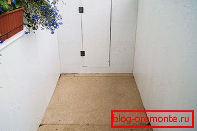 Podnožje iverne plošče na balkonu