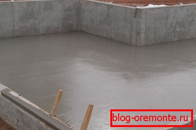 Po koncu konkretnega dela je treba držati celo vrsto posebnih dogodkov, ki zagotavljajo visoko trdnost materiala. Po koncu konkretnega dela je treba držati celo vrsto posebnih dogodkov, ki zagotavljajo visoko trdnost materiala.