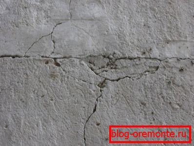 Poškodovana betonska površina Poškodovana betonska površina