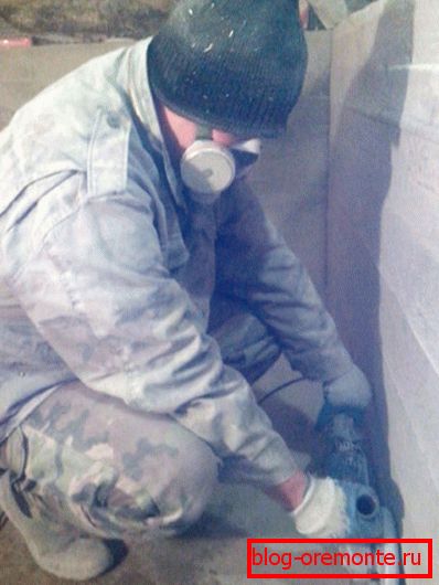 Ta proces je skoraj vedno povezan s sproščanjem velikih količin prahu, kar v skladu s tem pomeni uporabo osebne zaščitne opreme. Ta proces je skoraj vedno povezan s sproščanjem velikih količin prahu, kar v skladu s tem pomeni uporabo osebne zaščitne opreme.