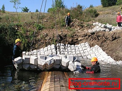 Pri delu s betonskimi podstavki se predpostavlja uporaba posebne opreme, ki jo je treba upoštevati tudi v fazi projektiranja.