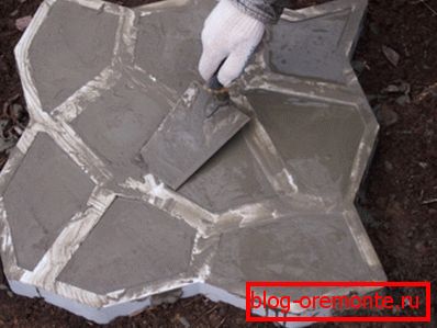 Pri obdelavi z obrazci najpogosteje uporabljamo najpreprostejšo peskovito raztopino betona z razmerjem cementa 3 proti 1, dodamo pa plastifikator. Pri obdelavi z obrazci najpogosteje uporabljamo najpreprostejšo peskovito raztopino betona z razmerjem cementa 3 proti 1, dodamo pa plastifikator.
