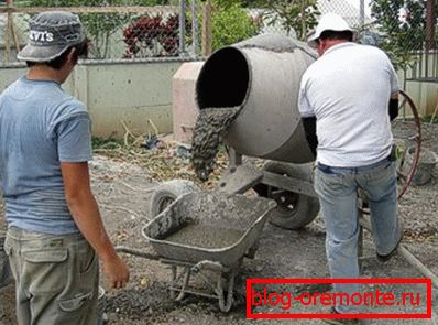 Priprava betona v betonskem mešalniku doma Priprava betona v betonskem mešalniku doma