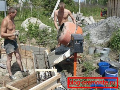 Uporaba betonskih mešalnikov včasih pospeši proces. Uporaba betonskih mešalnikov včasih pospeši proces.