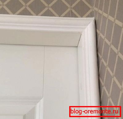 Primer na fotografiji je vrata v kotu ali v ozkem hodniku. Primer na fotografiji je vrata v kotu ali v ozkem hodniku.