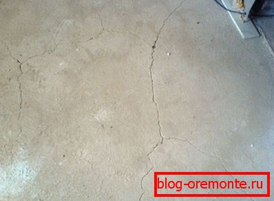 Primer razpok v betonskem tleh Primer razpok v betonskem tleh