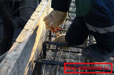 Polaganje med armaturnim pasom - ni preprosto delo Polaganje med armaturnim pasom - ni preprosto delo