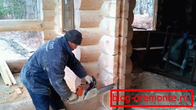 Rezanje odprtine v leseni hiši Rezanje odprtine v leseni hiši