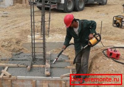 Postopek uporabe posebnega vibratorja za beton, ki omogoča odstranjevanje vseh zračnih mehurčkov iz materiala in raztopino postavimo v celotno obliko Postopek uporabe posebnega vibratorja za beton, ki omogoča odstranjevanje vseh zračnih mehurčkov iz materiala in raztopino postavimo v celotno obliko
