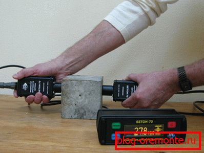 Preverjanje kocke z ultrazvočnim konkretoskopom. Preverjanje kocke z ultrazvočnim konkretoskopom.