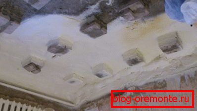 Termo izolacijo je mogoče izvajati tako, da brizgamo tako na vodoravni kot na navpični površini. Termo izolacijo je mogoče izvajati tako, da brizgamo tako na vodoravni kot na navpični površini.