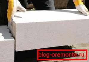 Poraba lepila je precej manjša kot pri uporabi cementne malte Poraba lepila je precej manjša kot pri uporabi cementne malte