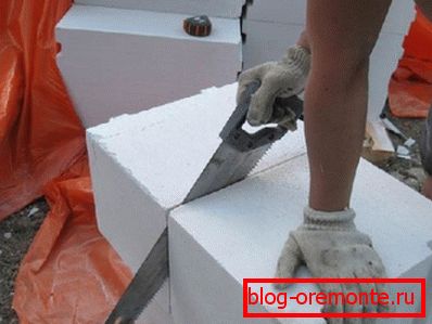 Rezanje plinskega bloka do velikosti: dokaj običajna žaga Rezanje plinskega bloka do velikosti: dokaj običajna žaga