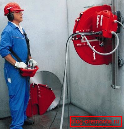 Rezanje betonske stene z diamantnim kolutom Rezanje betonske stene z diamantnim kolutom