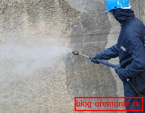 S pomočjo vode, dobavljene pod pritiskom