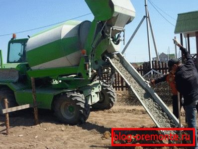 Mešalnik za beton na lastni pogon pri raztovarjanju Mešalnik za beton na lastni pogon pri raztovarjanju