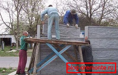 Samonastavljanje betonskih plošč s pomočniki