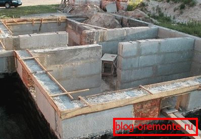 Montirani betonski temelj je takoj in kletne stene Montirani betonski temelj je takoj in kletne stene