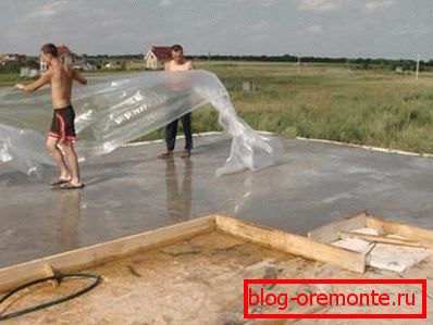 Skrivnost hitro strjevanja materiala je v uporabi filma in krpe z raztopino amoniaka, ki vse vlage potegne proti sebi celo na molekularni ravni. Skrivnost hitro strjevanja materiala je v uporabi filma in krpe z raztopino amoniaka, ki vse vlage potegne proti sebi celo na molekularni ravni.