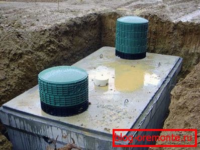 Monolitni betonski septični rezervoar pred zapolnjevanjem jame. Monolitni betonski septični rezervoar pred zapolnjevanjem jame.
