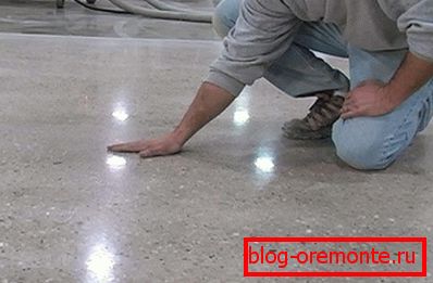 Brusilnik za beton omogoča ne samo izravnavo, ampak tudi okrepitev površine tla. Brusilnik za beton omogoča ne samo izravnavo, ampak tudi okrepitev površine tla.