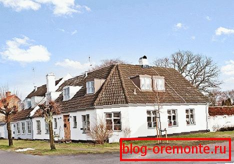 Kombinacija temne strehe z belo fasado