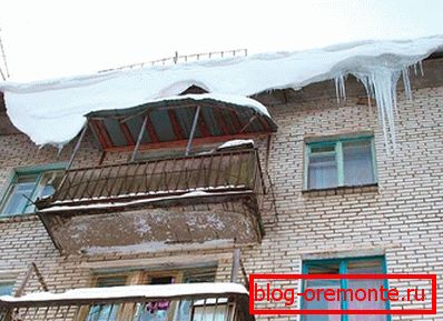 Ikicles in sneg na strehi
