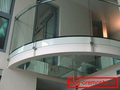 Steklena tla na balkonu