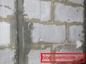 Zid z mrežami in svetilniki. Zid z mrežami in svetilniki.