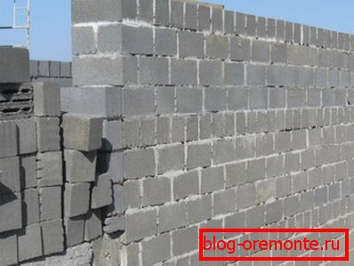 Zid, zgrajen s klišejem-betonom Zid, zgrajen s klišejem-betonom