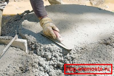 Betonska malta, pripravljena za polaganje v opaž. Betonska malta, pripravljena za polaganje v opaž.