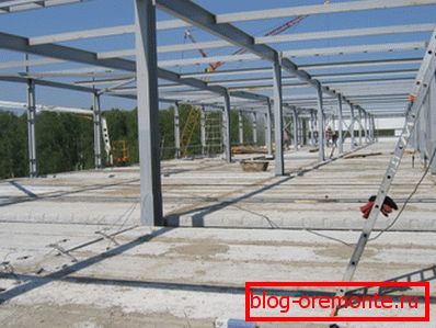Gradnja industrijske stavbe. Talne plošče - armirani beton, nosilni okvir - jeklo. Gradnja industrijske stavbe. Talne plošče - armirani beton, nosilni okvir - jeklo.