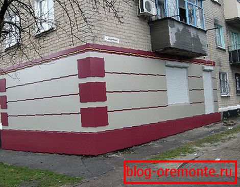 Urad, ki ga gradi, je opažen s paneli Alucobond.