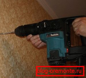 Vrtanje betonske stene s perforatorjem Vrtanje betonske stene s perforatorjem